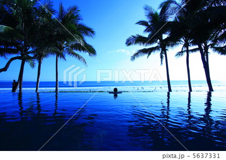 リゾートのプールサイド 5637331