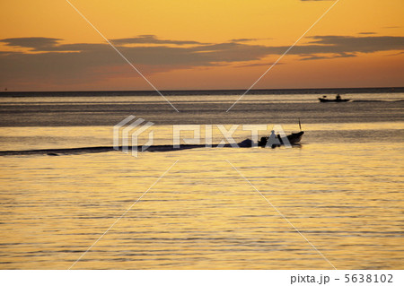 漁に出る漁船 漁に出る漁船 5638102