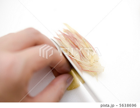 みょうがを千切りにする 5638696