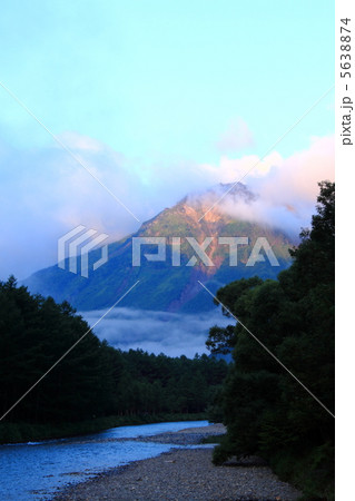 早朝の焼岳 5638874