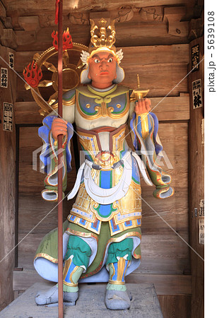 四国霊場第8番札所「熊谷寺」中門（二天門）の持国天像 5639108
