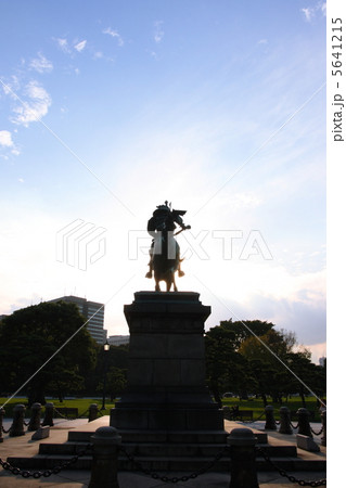 夕暮れにシルエットで浮かぶ楠木正成像 夕暮れにシルエットで浮かぶ楠木正成像 5641215