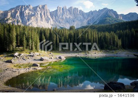 イタリアのユネスコ世界遺産(自然遺産)ドロミテ山脈、カレッツァ湖と共に イタリアのユネスコ世界遺産(自然遺産)ドロミテ山脈、カレッツァ湖と共に 5641536