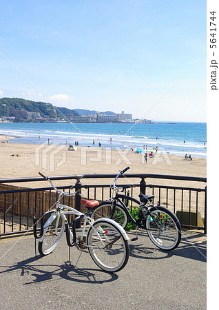 ビーチクルーザー 自転車 とサーファーで賑わう由比ヶ浜の風景の写真素材