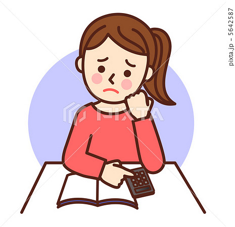 家計簿を見て悩む女性 5642587
