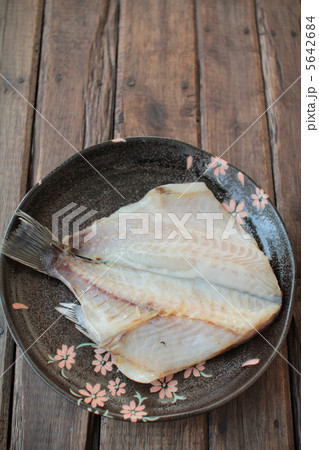 和皿に乗せた火を通す前のツボダイの開き 魚の干物 和皿に乗せた火を通す前のツボダイの開き 魚の干物 5642684