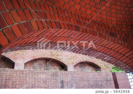 背景素材・赤レンガの桁のアーチ・横位置 5642938