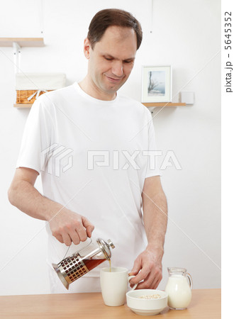 Man making breakfast 5645352