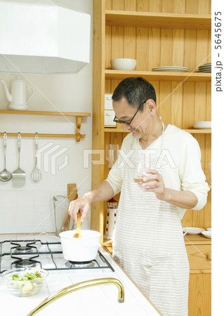 料理する男性 5645675