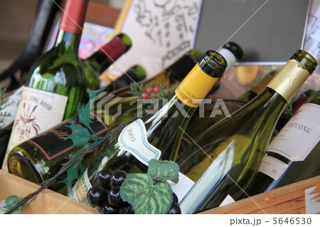 店先に置かれたワインの空びん 5646530