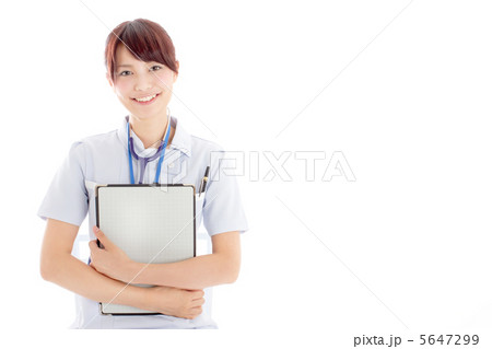 笑顔でカルテを持つ若い看護婦 笑顔でカルテを持つ若い看護婦 5647299