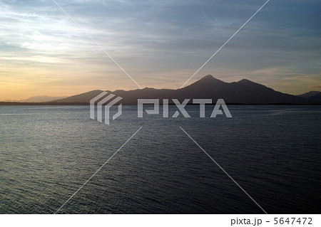 猪苗代湖と磐梯山 猪苗代湖と磐梯山 5647472