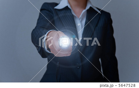 片手で懐中電灯を照らすOL 5647528