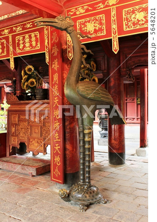 文廟本堂にある鶴と亀の銅像 5648201