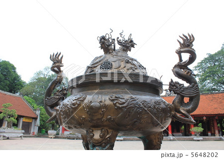 文廟にある龍の香炉 5648202