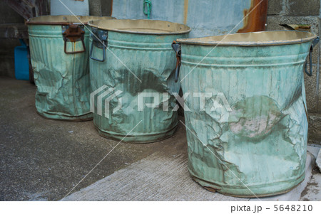 凹んだバケツ 5648210