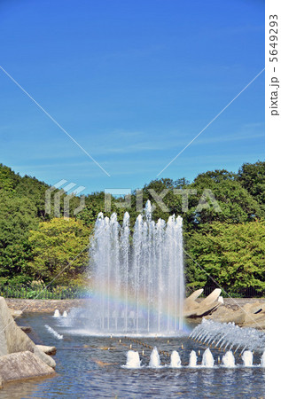 噴水と虹と青空 5649293
