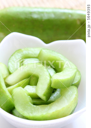 手作りのはぐら瓜の漬け物 5649393