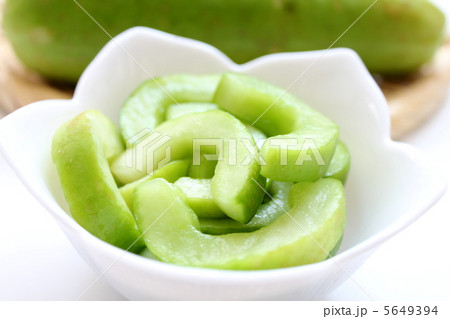手作りのはぐら瓜の漬け物 5649394