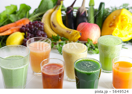 色とりどりのフレッシュ野菜&フルーツジュース 色とりどりのフレッシュ野菜&フルーツジュース 5649524