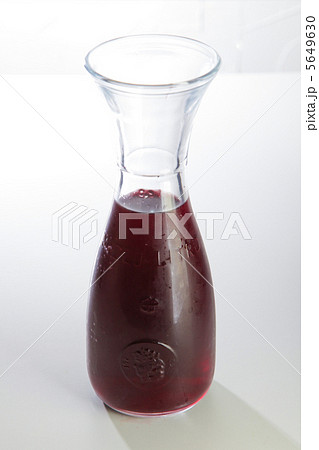 デキャンタの赤ワイン デキャンタの赤ワイン 5649630