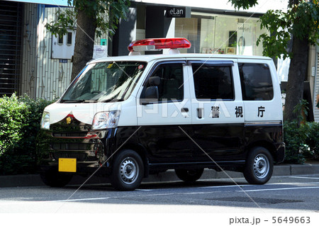 待機する警察車両（ミニバン） 5649663