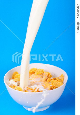 Cornflakes and pouring milk 5650567