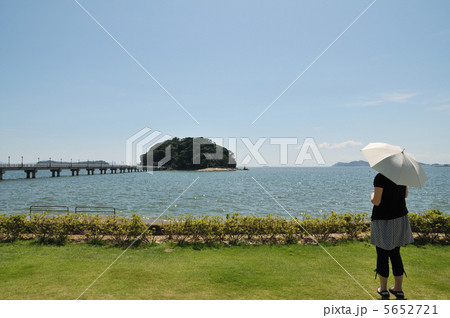 島を見つめる女性 島を見つめる女性 5652721