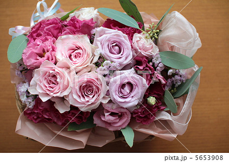 カゴに入れたピンクの薔薇のフラワーアレンジメント 5653908