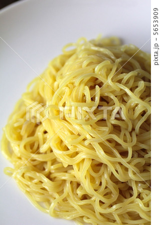 茹でた中太のちぢれ中華麺 5653909