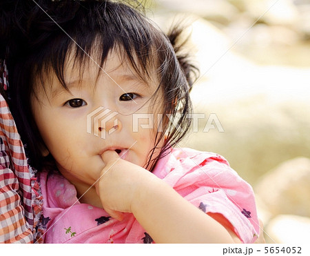 浴衣姿の赤ちゃん A Baby wearing a Yukata 浴衣姿の赤ちゃん A Baby wearing a Yukata 5654052
