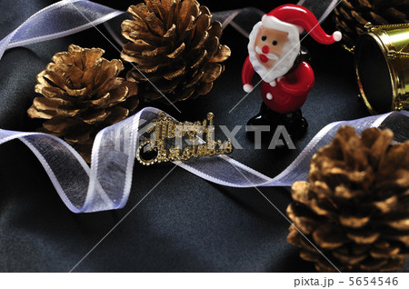 サンタクロースとクリスマス飾り 5654546