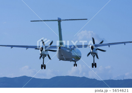 着陸直前のプロペラ機 着陸直前のプロペラ機 5654621