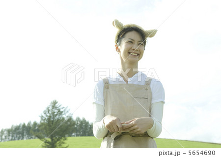草原で笑う女性 5654690