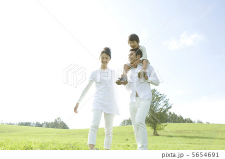 草原を歩く親子３人 5654691