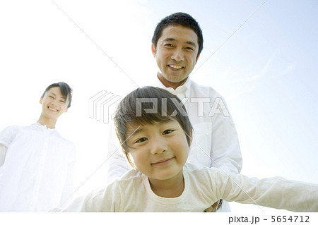 親子3人の笑顔 親子3人の笑顔 5654712