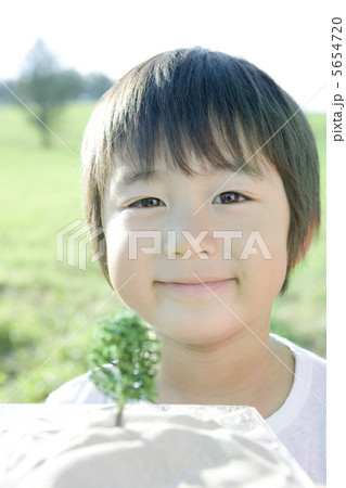 小さな木と笑顔の少年 5654720