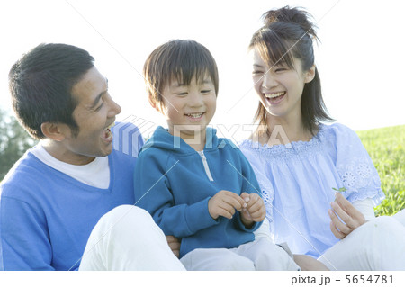 草原に座る親子３人 5654781