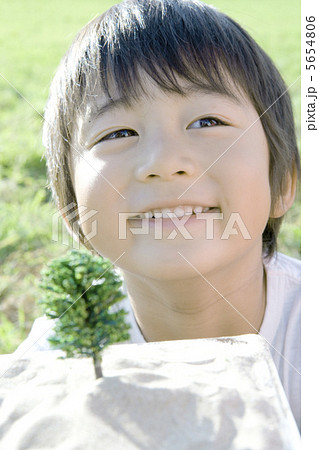 小さな木と笑顔の少年 小さな木と笑顔の少年 5654806