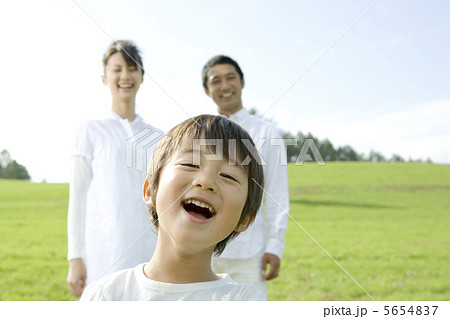 親子３人の笑顔 5654837