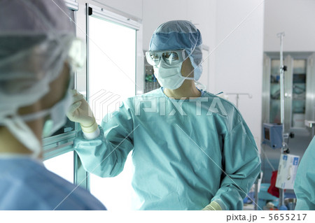 レントゲン写真を見る外科医 レントゲン写真を見る外科医 5655217