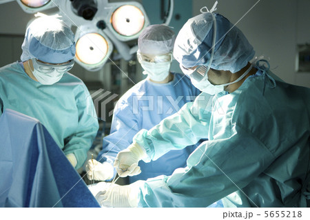 手術をする外科医 5655218