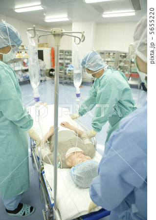 患者を運ぶ医師 患者を運ぶ医師 5655220