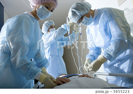 点滴の準備をする医師 点滴の準備をする医師 5655223
