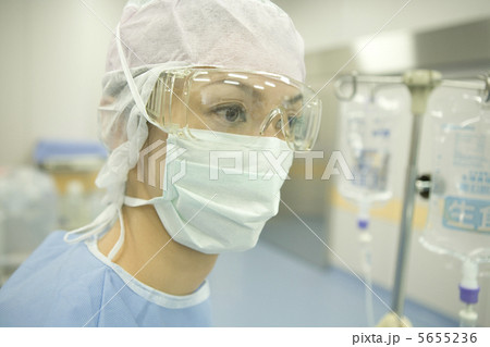 手術服の外科医 5655236