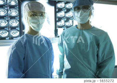 手術服を着た2人の外科医 手術服を着た2人の外科医 5655272