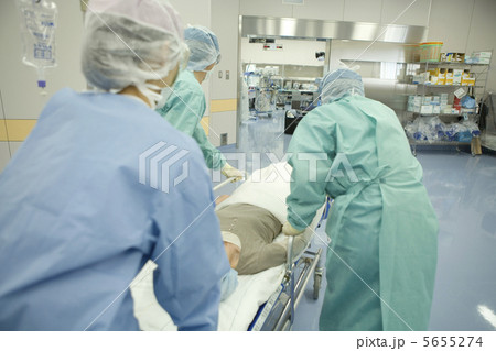 患者を運ぶ医師 患者を運ぶ医師 5655274