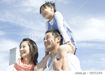 両親と娘のポートレート 5655293