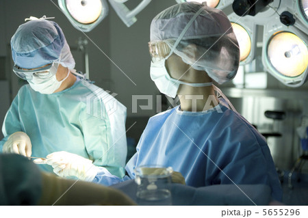 手術をする外科医 手術をする外科医 5655296