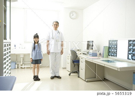 診察室の少女と医師 5655319